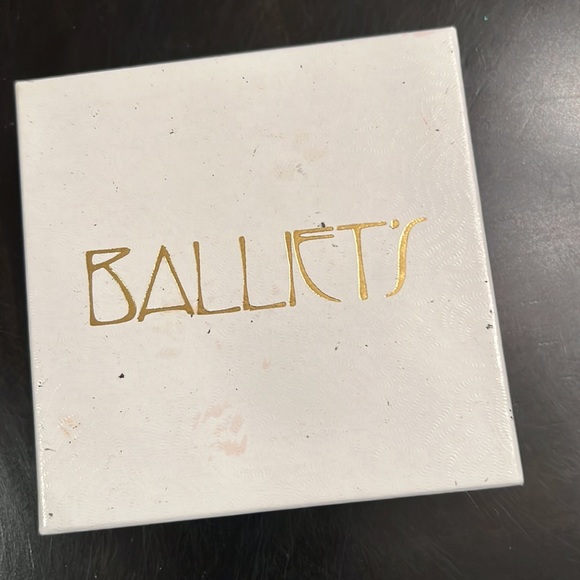 NWT Gold tone clasp bracelet with Swarovski crystals. - Picture 9 of 9